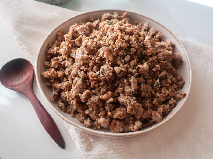 Mleté vepřové maso s bylinkami (sausage)