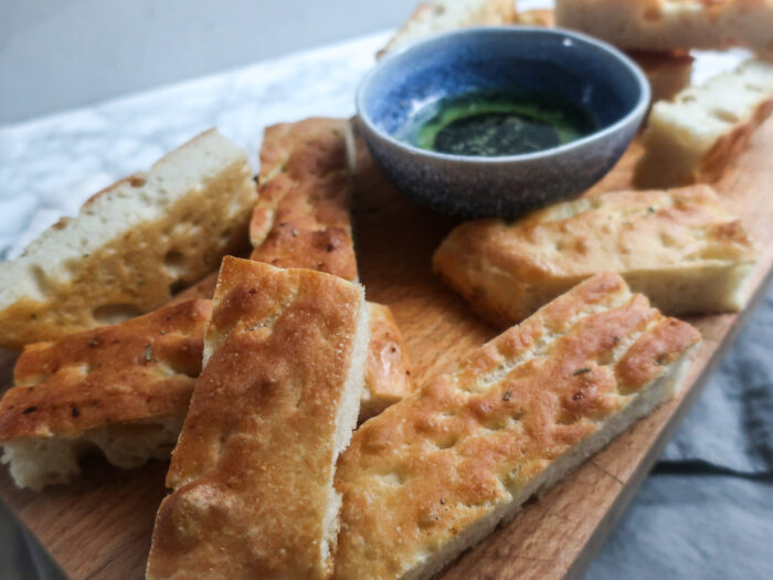 Focaccia s rozmarýnem a citronovou kůrou