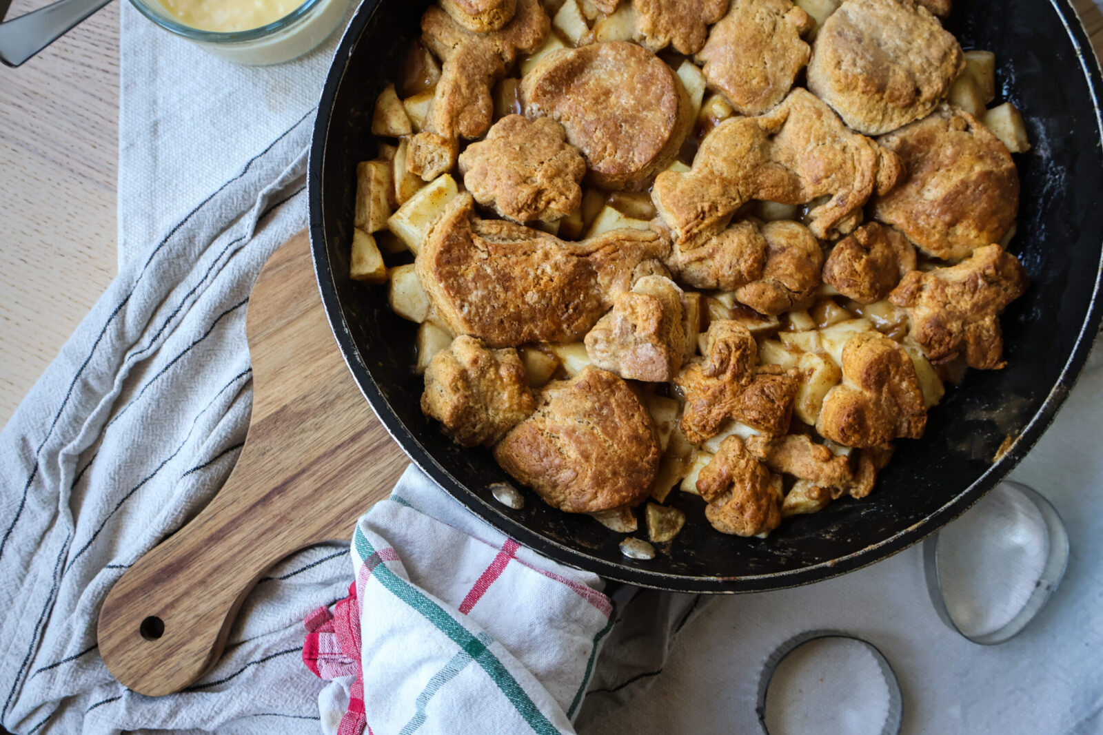 Pečená jablka s medovými buchtičkami (Apple cobbler)