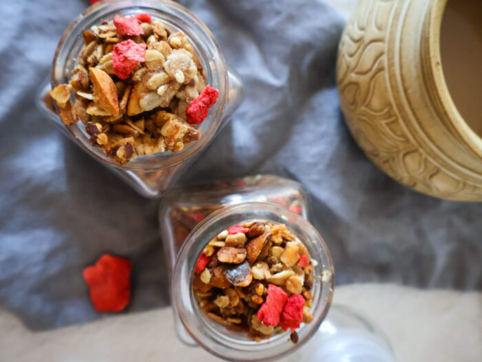 Kvásková granola s jahodami