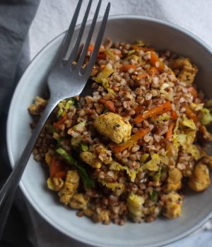 Pohanka s kapustou, mrkví a kuřecím masem