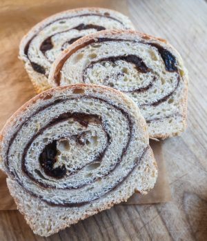 Kváskový skořicový chléb s rozinkami